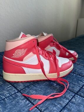 Jordan 1 Mid Strawberries and Cream (Women's) size 7